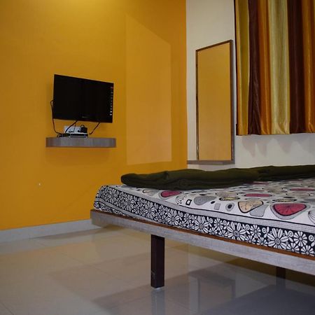 Vrundavan Hotel And Lodging Akalkot Exterior photo